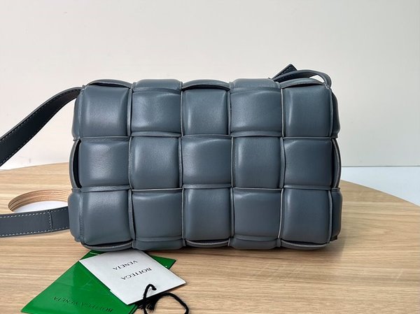보테가베네타 패디드 카세트백 [매장가 567만원대]