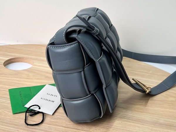 보테가베네타 패디드 카세트백 [매장가 567만원대]