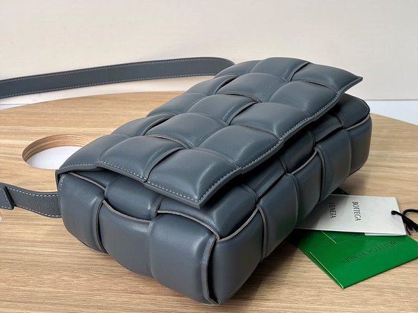 보테가베네타 패디드 카세트백 [매장가 567만원대]