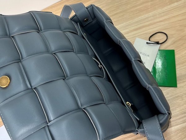 보테가베네타 패디드 카세트백 [매장가 567만원대]