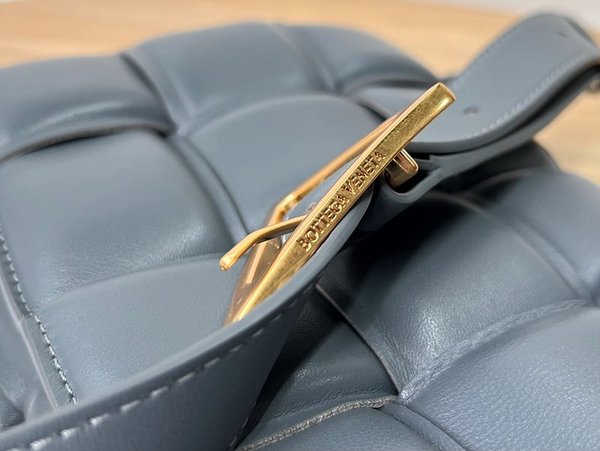 보테가베네타 패디드 카세트백 [매장가 567만원대]