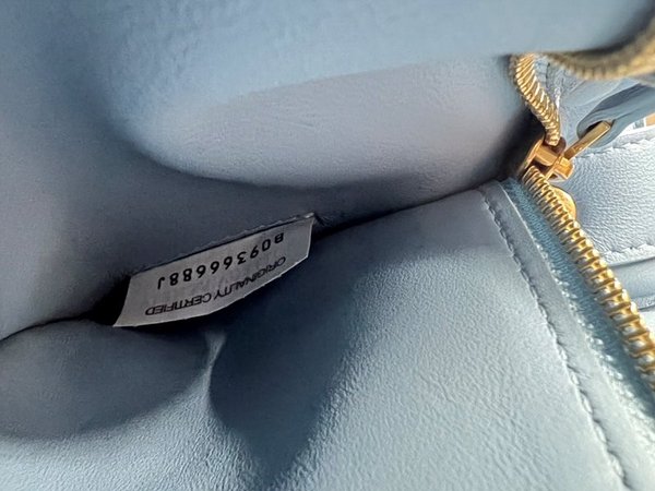 보테가베네타 패디드 카세트백 [매장가 567만원대]