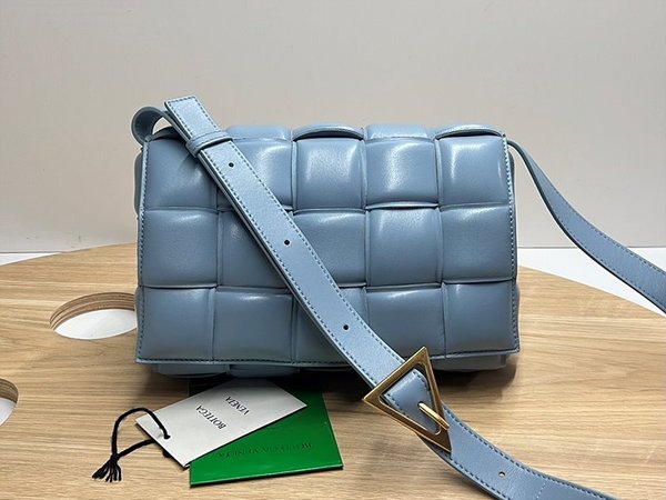 보테가베네타 패디드 카세트백 [매장가 567만원대]