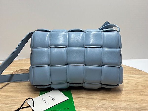 보테가베네타 패디드 카세트백 [매장가 567만원대]