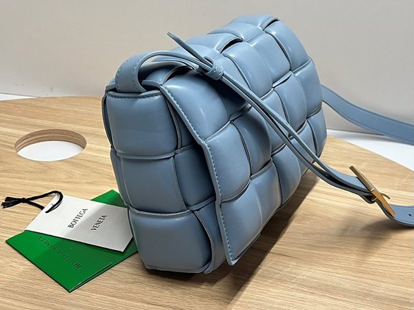 보테가베네타 패디드 카세트백 [매장가 567만원대]