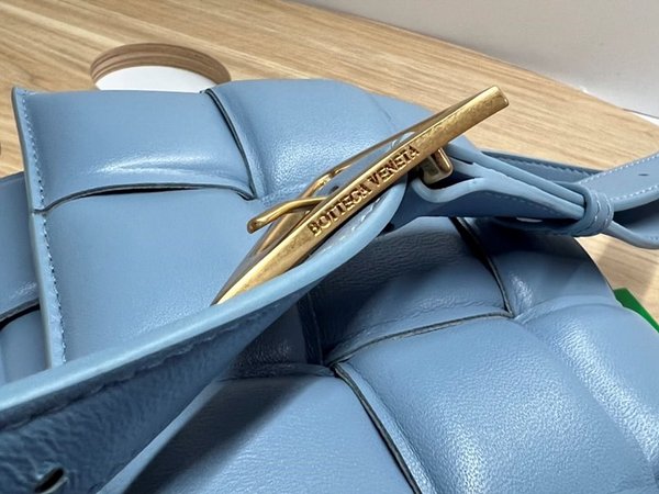 보테가베네타 패디드 카세트백 [매장가 567만원대]