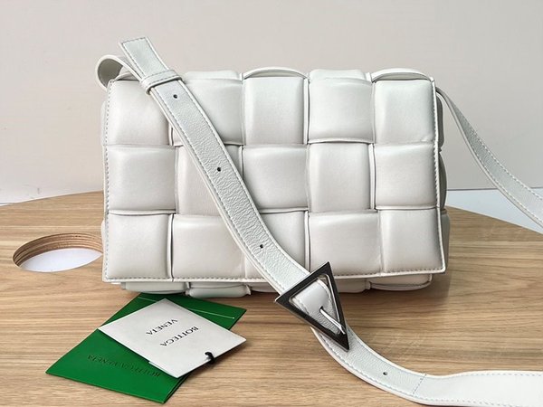 보테가베네타 패디드 카세트백 [매장가 567만원대]