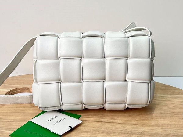 보테가베네타 패디드 카세트백 [매장가 567만원대]