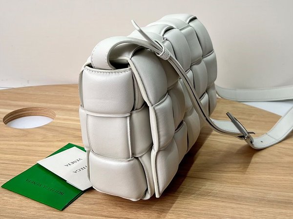 보테가베네타 패디드 카세트백 [매장가 567만원대]