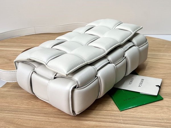 보테가베네타 패디드 카세트백 [매장가 567만원대]