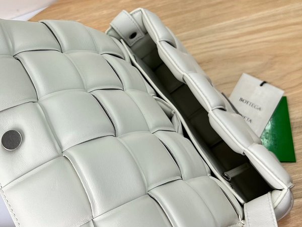 보테가베네타 패디드 카세트백 [매장가 567만원대]