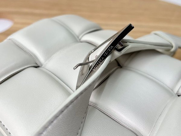 보테가베네타 패디드 카세트백 [매장가 567만원대]