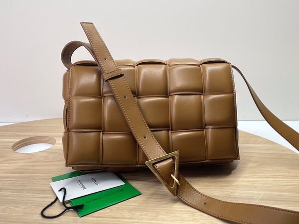 보테가베네타 패디드 카세트백 [매장가 567만원대]