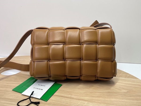 보테가베네타 패디드 카세트백 [매장가 567만원대]