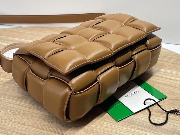 보테가베네타 패디드 카세트백 [매장가 567만원대]