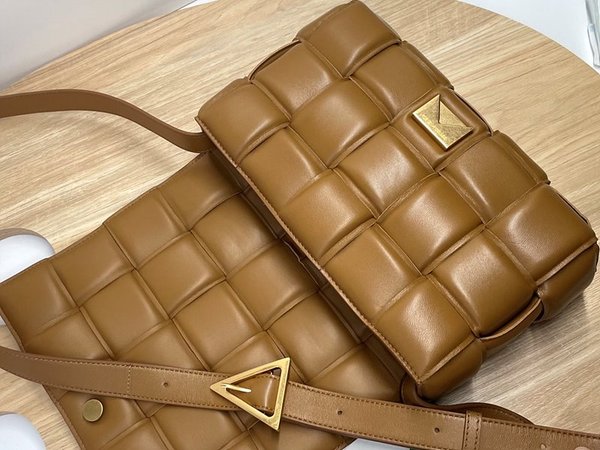 보테가베네타 패디드 카세트백 [매장가 567만원대]