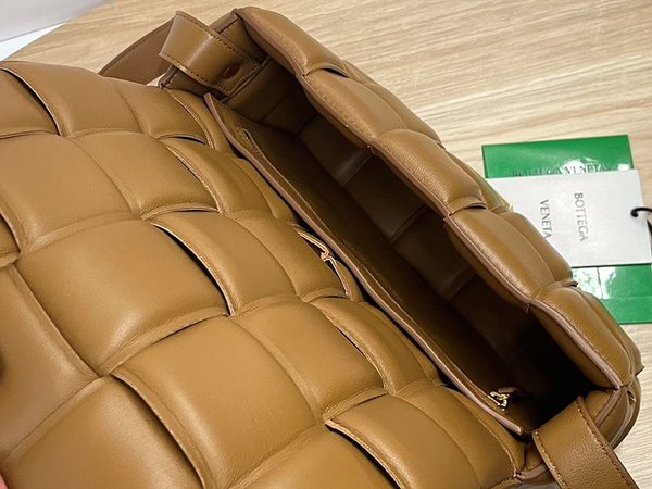 보테가베네타 패디드 카세트백 [매장가 567만원대]