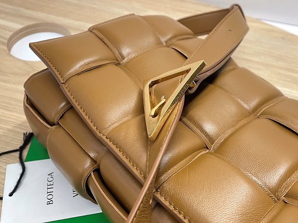 보테가베네타 패디드 카세트백 [매장가 567만원대]