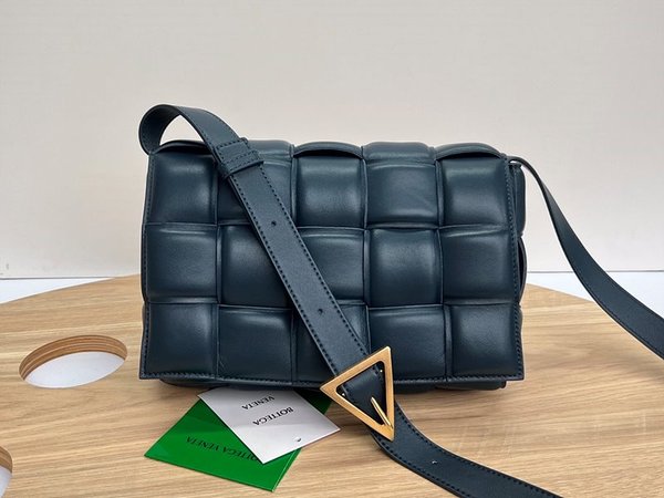 보테가베네타 패디드 카세트백 [매장가 567만원대]