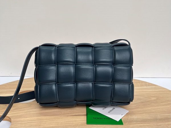 보테가베네타 패디드 카세트백 [매장가 567만원대]