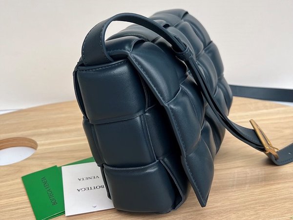 보테가베네타 패디드 카세트백 [매장가 567만원대]