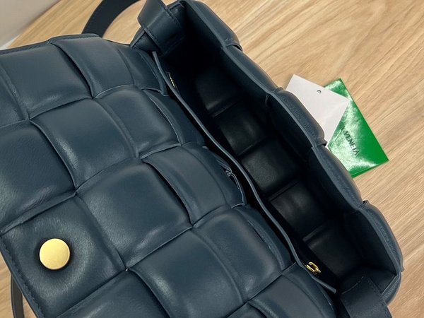 보테가베네타 패디드 카세트백 [매장가 567만원대]