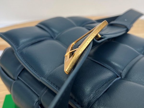 보테가베네타 패디드 카세트백 [매장가 567만원대]