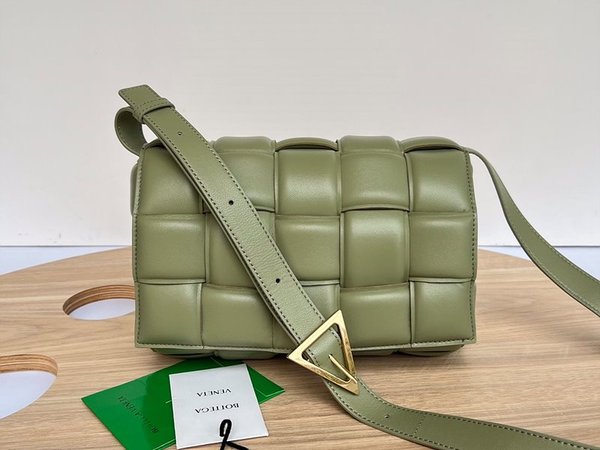 보테가베네타 패디드 카세트백 [매장가 567만원대]