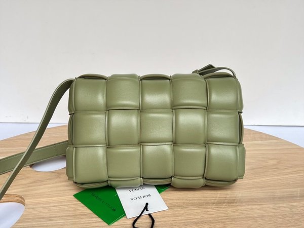 보테가베네타 패디드 카세트백 [매장가 567만원대]