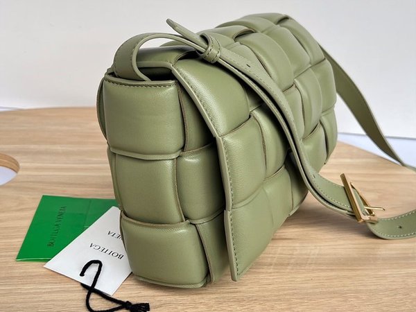 보테가베네타 패디드 카세트백 [매장가 567만원대]