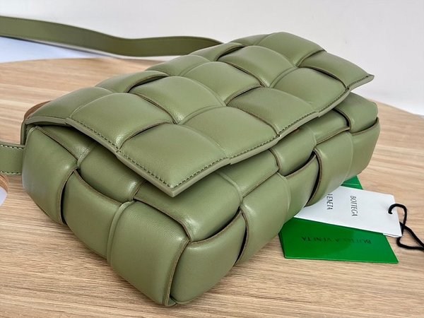 보테가베네타 패디드 카세트백 [매장가 567만원대]