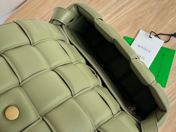 보테가베네타 패디드 카세트백 [매장가 567만원대]