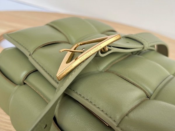 보테가베네타 패디드 카세트백 [매장가 567만원대]