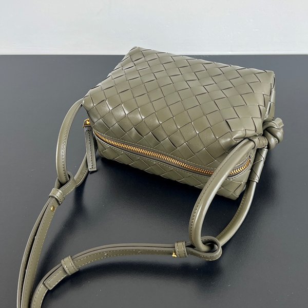 보테가베네타 루프 백 [매장가 380만원대]