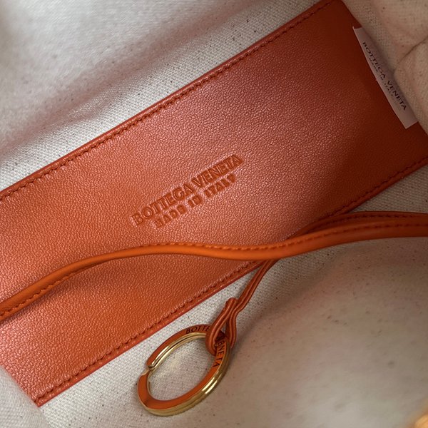 보테가베네타 루프 백 [매장가 340만원대]