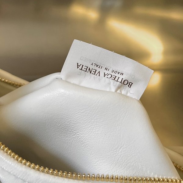 보테가베네타 스몰 제멜리 [매장가 451만원대]