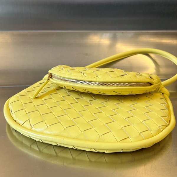 보테가베네타 스몰 제멜리 [매장가 451만원대]