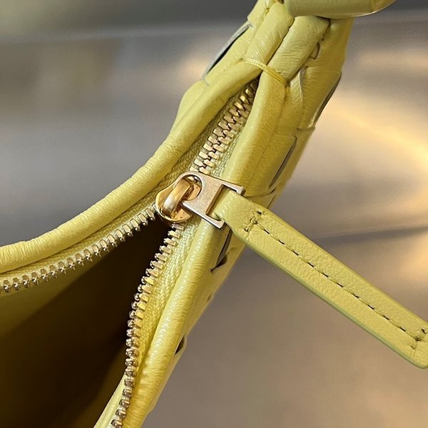 보테가베네타 스몰 제멜리 [매장가 451만원대]