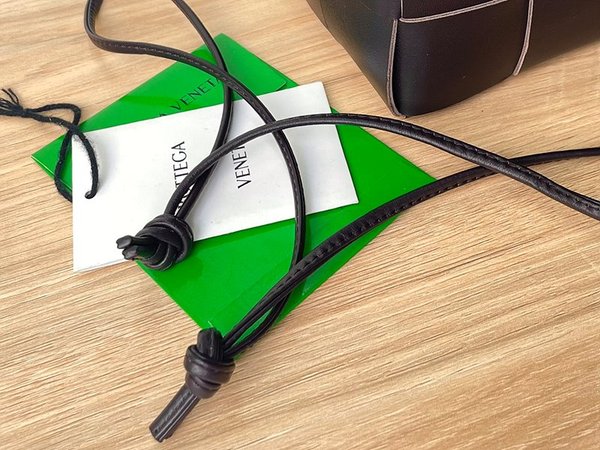 보테가베네타 스몰 카세트 크로스바디 버킷백 [매장가 197만원대]