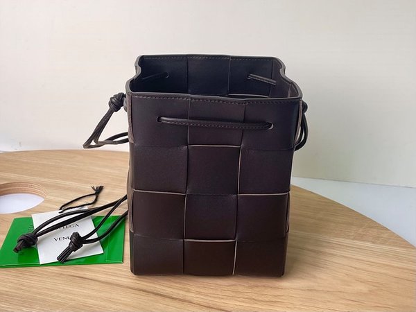 보테가베네타 스몰 카세트 크로스바디 버킷백 [매장가 197만원대]