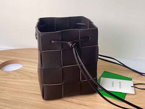 보테가베네타 스몰 카세트 크로스바디 버킷백 [매장가 197만원대]