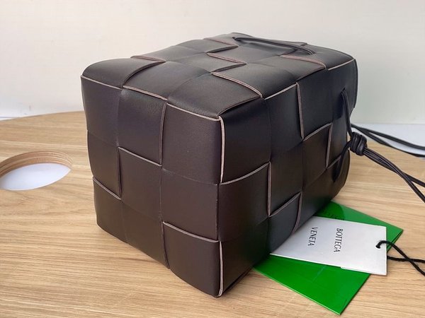 보테가베네타 스몰 카세트 크로스바디 버킷백 [매장가 197만원대]