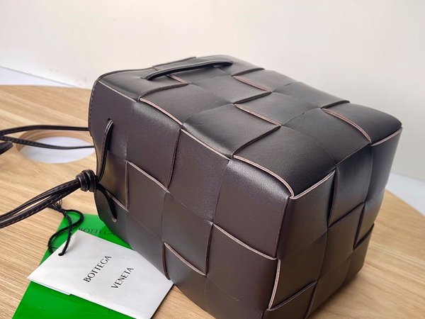 보테가베네타 스몰 카세트 크로스바디 버킷백 [매장가 197만원대]