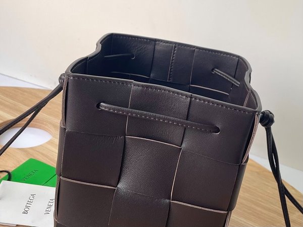 보테가베네타 스몰 카세트 크로스바디 버킷백 [매장가 197만원대]