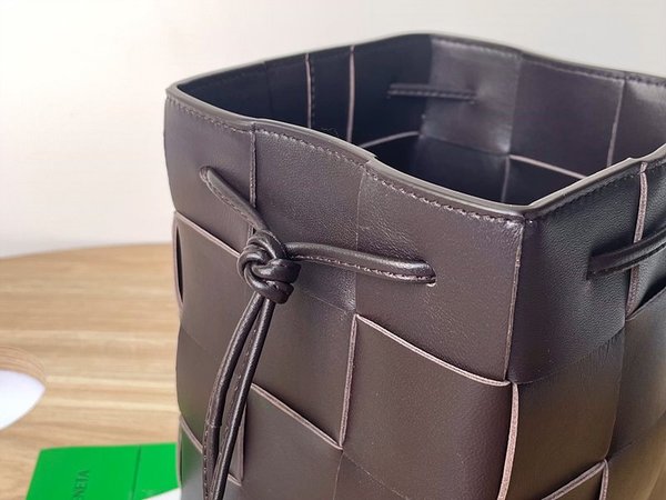 보테가베네타 스몰 카세트 크로스바디 버킷백 [매장가 197만원대]