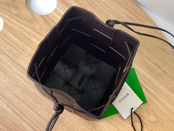 보테가베네타 스몰 카세트 크로스바디 버킷백 [매장가 197만원대]