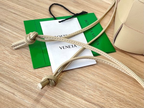 보테가베네타 스몰 카세트 크로스바디 버킷백 [매장가 197만원대]