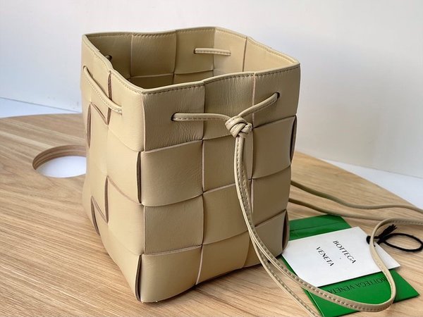 보테가베네타 스몰 카세트 크로스바디 버킷백 [매장가 197만원대]