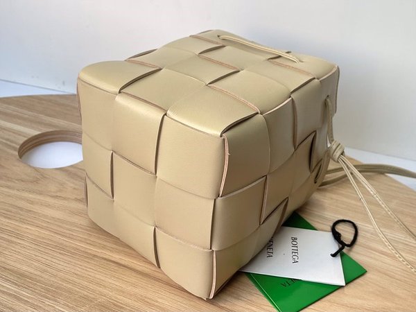 보테가베네타 스몰 카세트 크로스바디 버킷백 [매장가 197만원대]