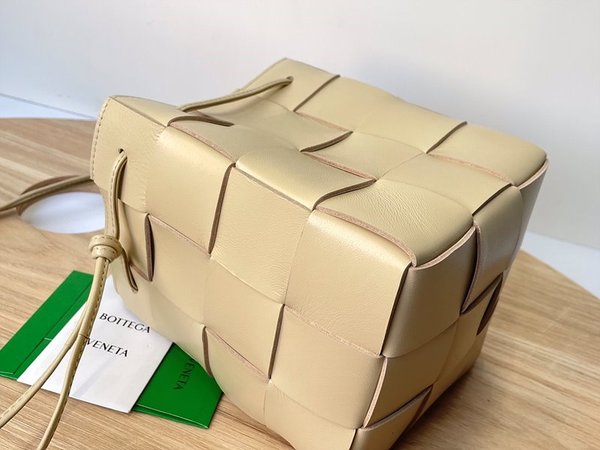 보테가베네타 스몰 카세트 크로스바디 버킷백 [매장가 197만원대]